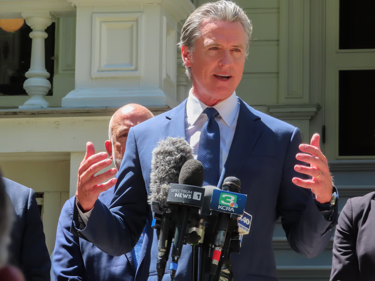 El Gobernador Gavin Newsom emite una declaración sobre el fallo de la Corte Suprema para mantener los arrestos de inmigrantes por motivos raciales en el sur de California